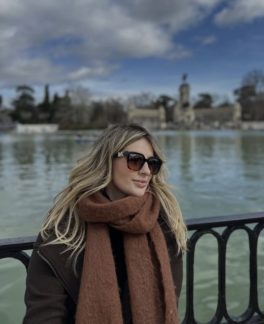 Núbia com cachecol caramelo no lago do Parque do Retiro, em Madri