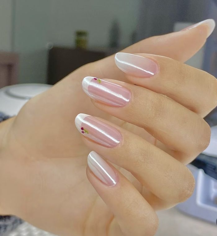 Unhas amendoadas perolizadas com francesinha branca e cerejinha pintada à mão