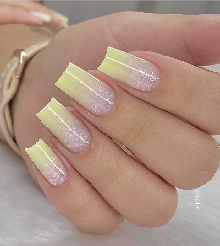 Degradê de amarelo manteiga para rosado com flocos brilhantes