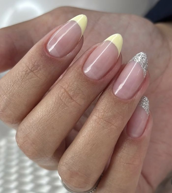 Francesinha amarelo manteiga com detalhe em glitter prata
