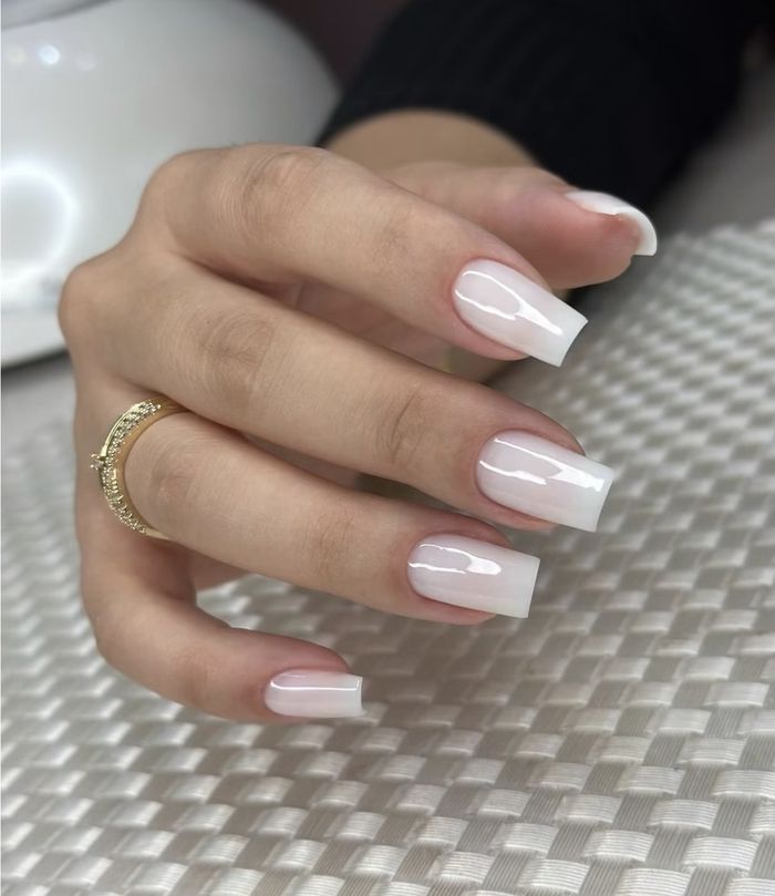 Unhas quadradas em branco leitoso